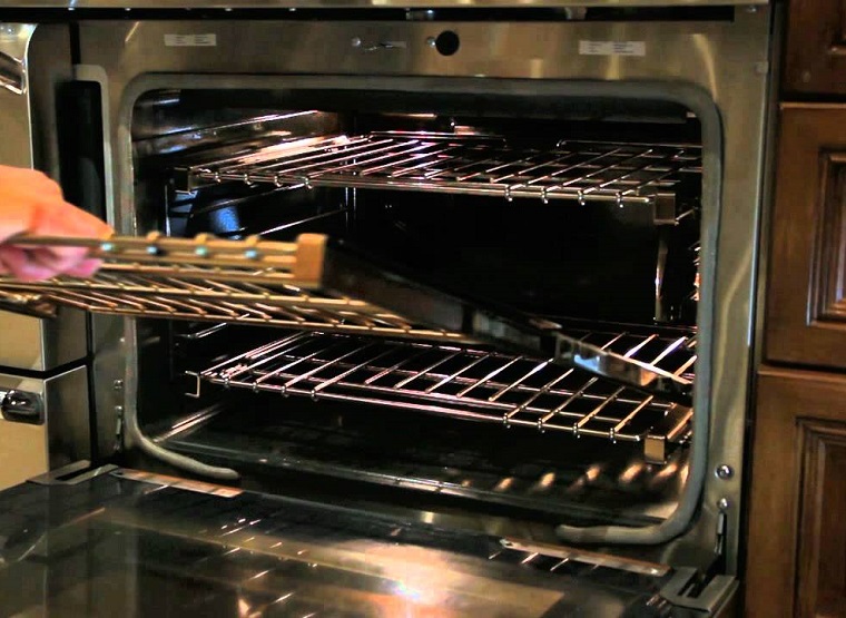 9 Steps to Cleaning Your Oven with Baking Soda and White Vinegar